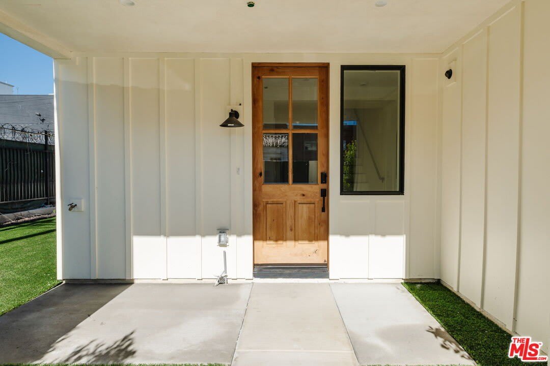 6765 1/2 Lexington Ave – photo 2