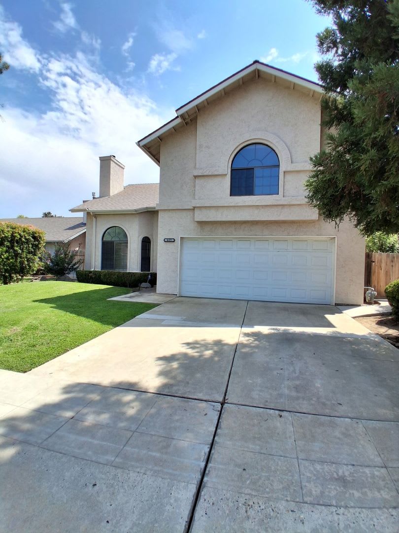 2-Storey Home Featuring 4 bedrooms and 2.5 bathrooms in Clovis, CA! – photo 4