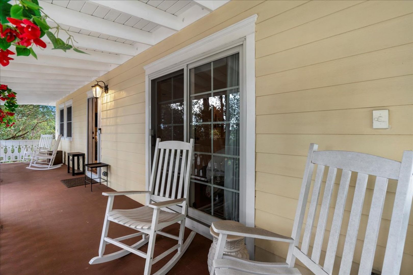 2 Bedroom, 1 Bath furnished Cottage – photo 4