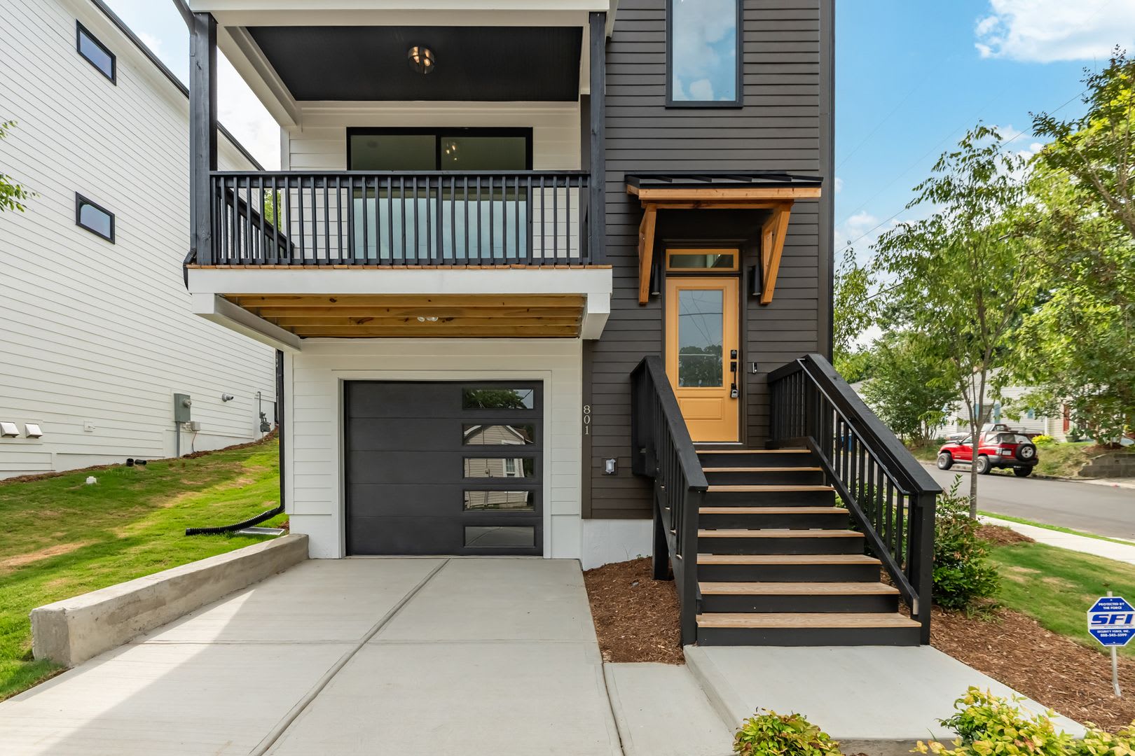 Sophisticated 3-Bedroom Home on a Corner Lot – photo 1