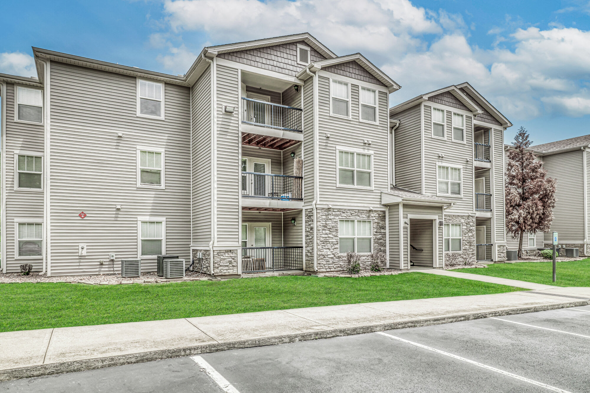 Willow Creek Apartments – photo 2