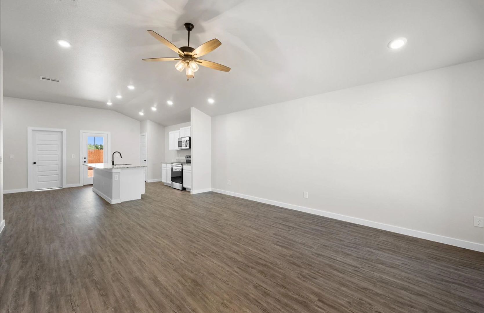 Full Appliance Package At 1799 A Month With A 15 Month Lease Modern Smart Home Living In Willow Bend 2154 Kokomo – photo 5