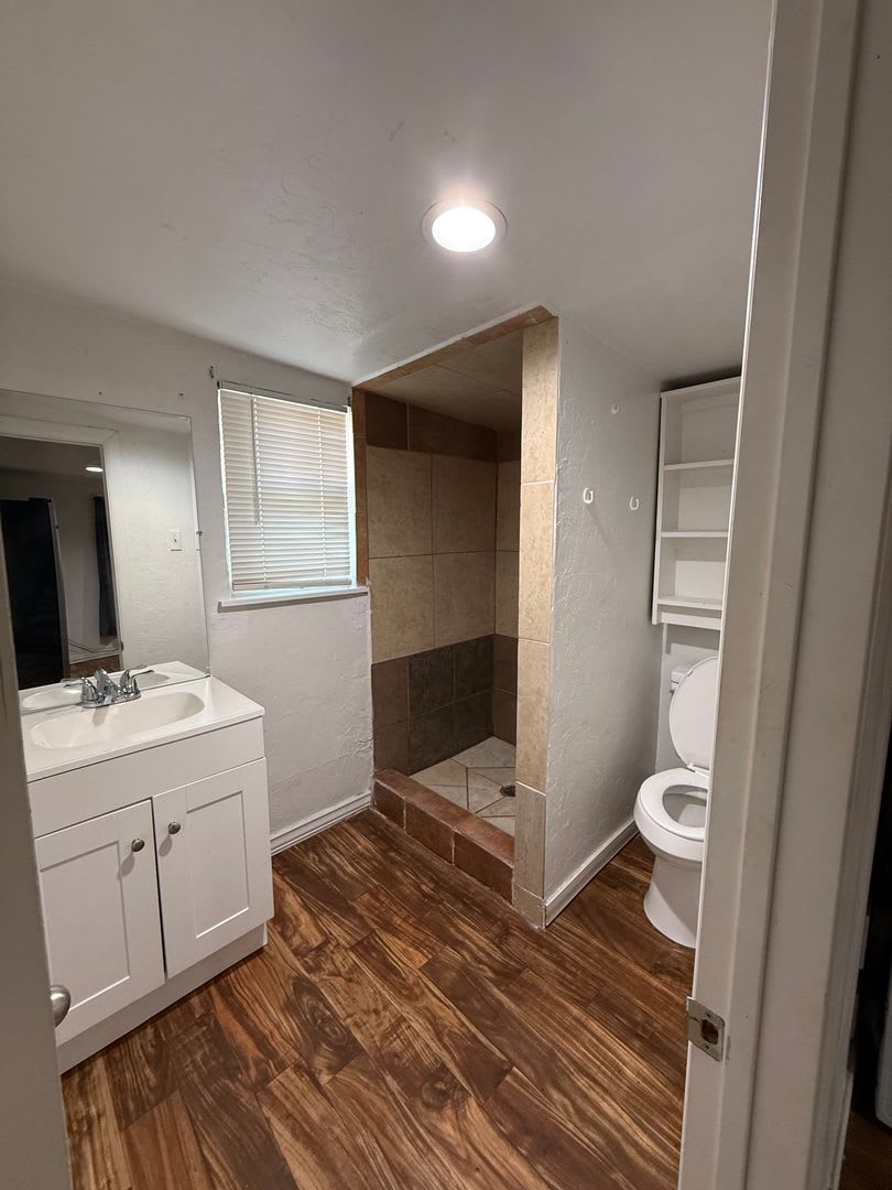 Charming 1-Bedroom Apartment with Hardwood Floors Near Downtown San Antonio – photo 5