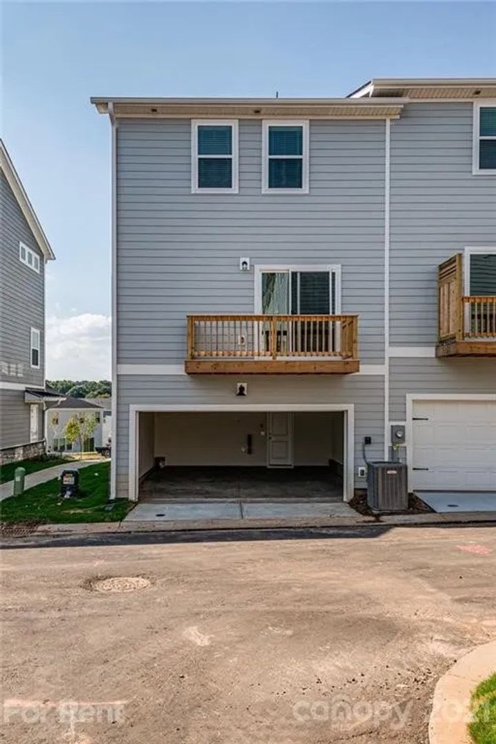Room in 4 Bedroom Home at Tears Ln – photo 5