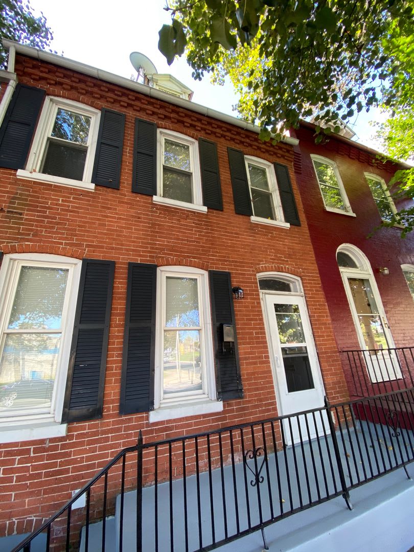 Lovely Four Bedroom House in Lancaster City with Fenced in Backyard – photo 2