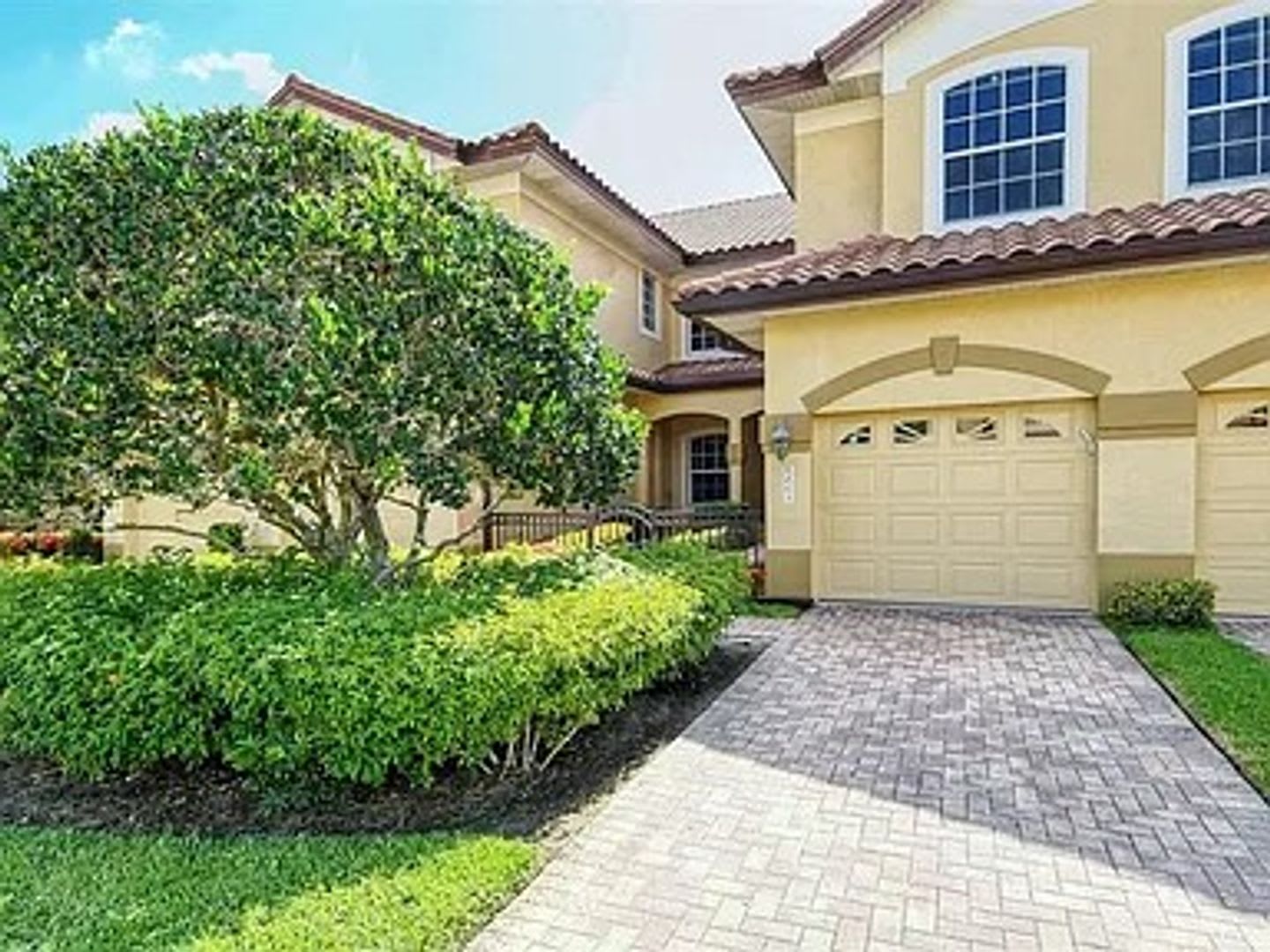 3 Month Minimum 9 Month Maximum Lease Options Gorgeous Turnkey Furnished Condo Located In The Highly Sought After Mirmar Community At Lakewood Ranch Country Club – photo 2