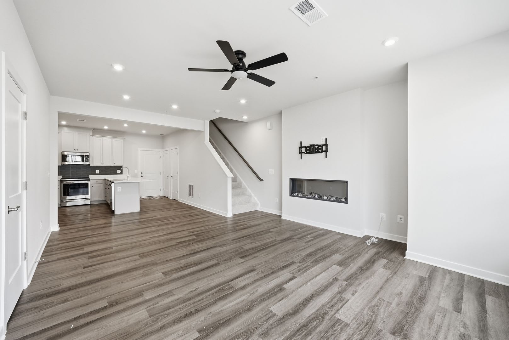 Modern 2BR/2.5BA Townhome in Ashburn – photo 4