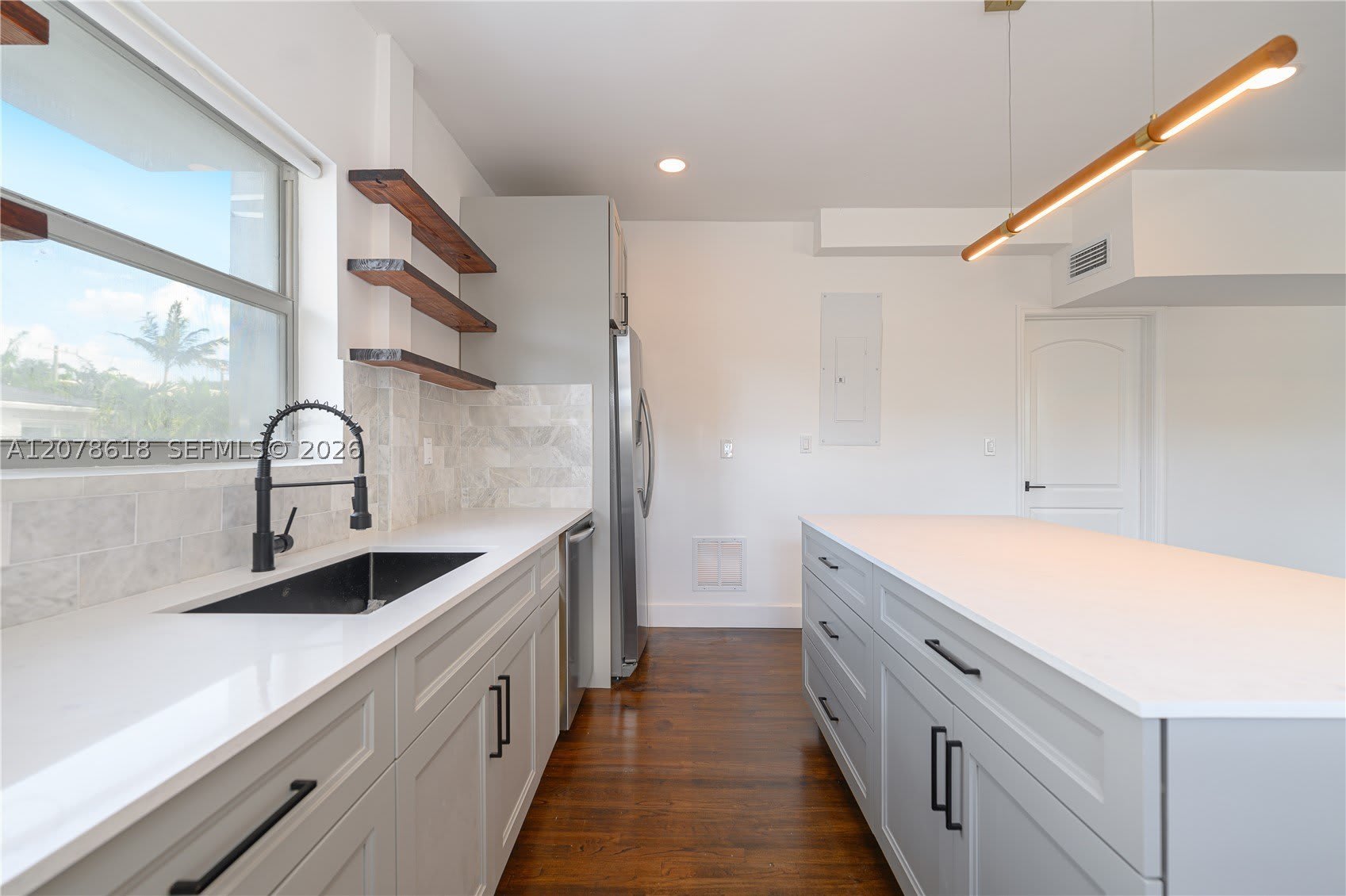 557 Meridian Ave – photo 3
