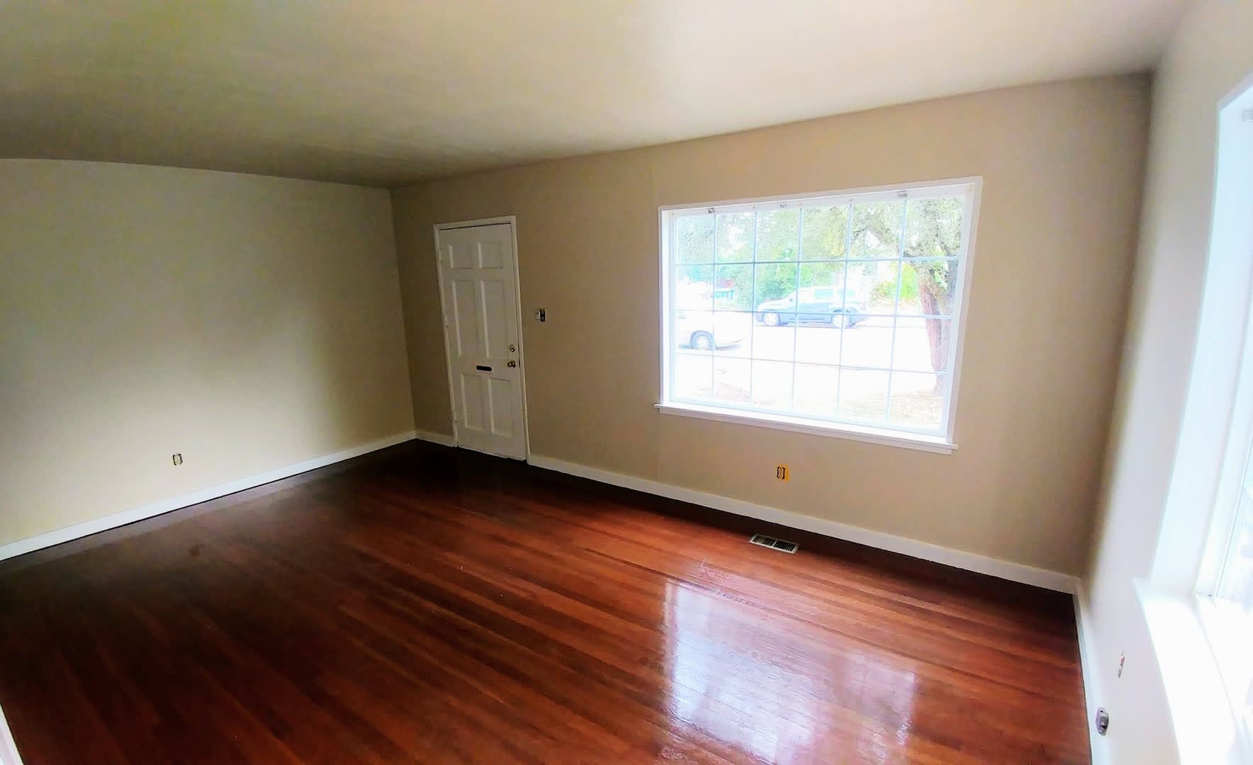 Bright two bedroom Home with a Covered Back Deck – photo 3