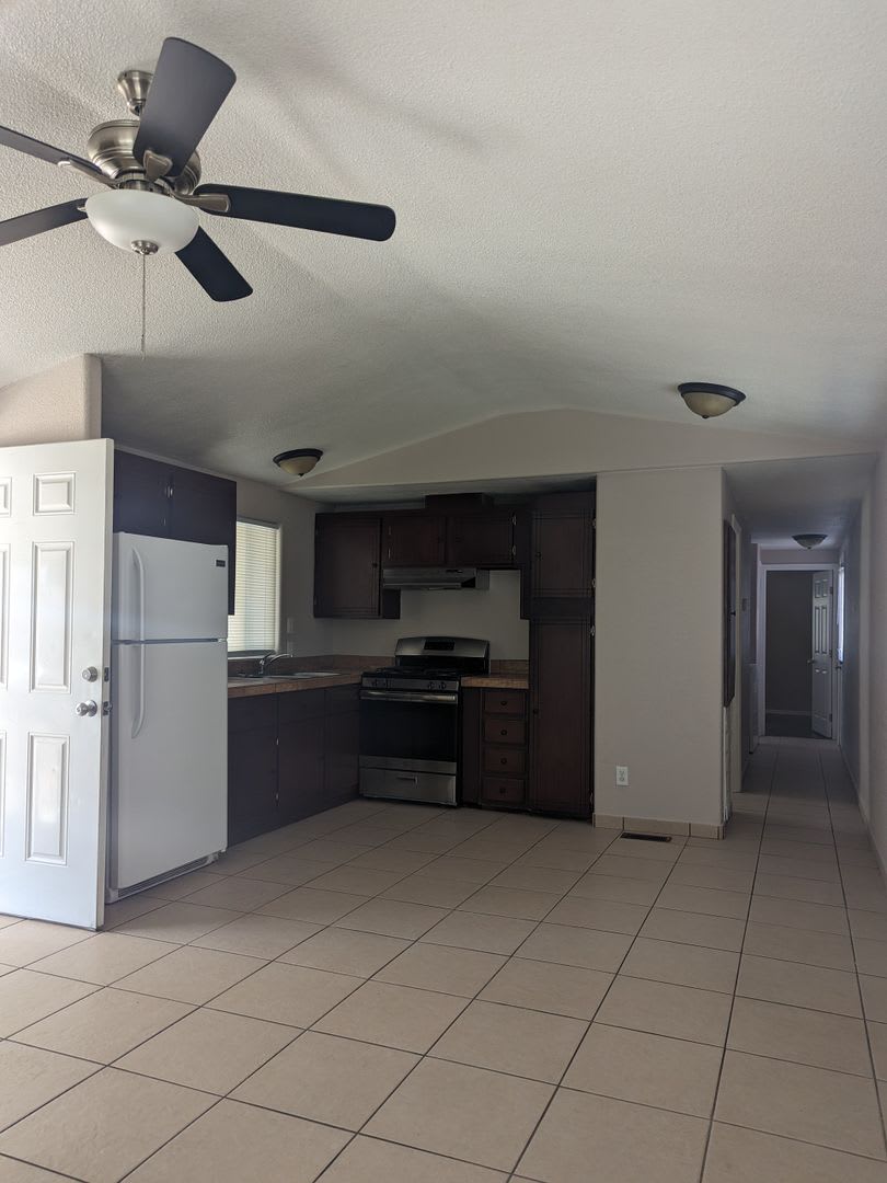 2 Bedroom, 1 Bath Mobile Home in Bullhead City – photo 3