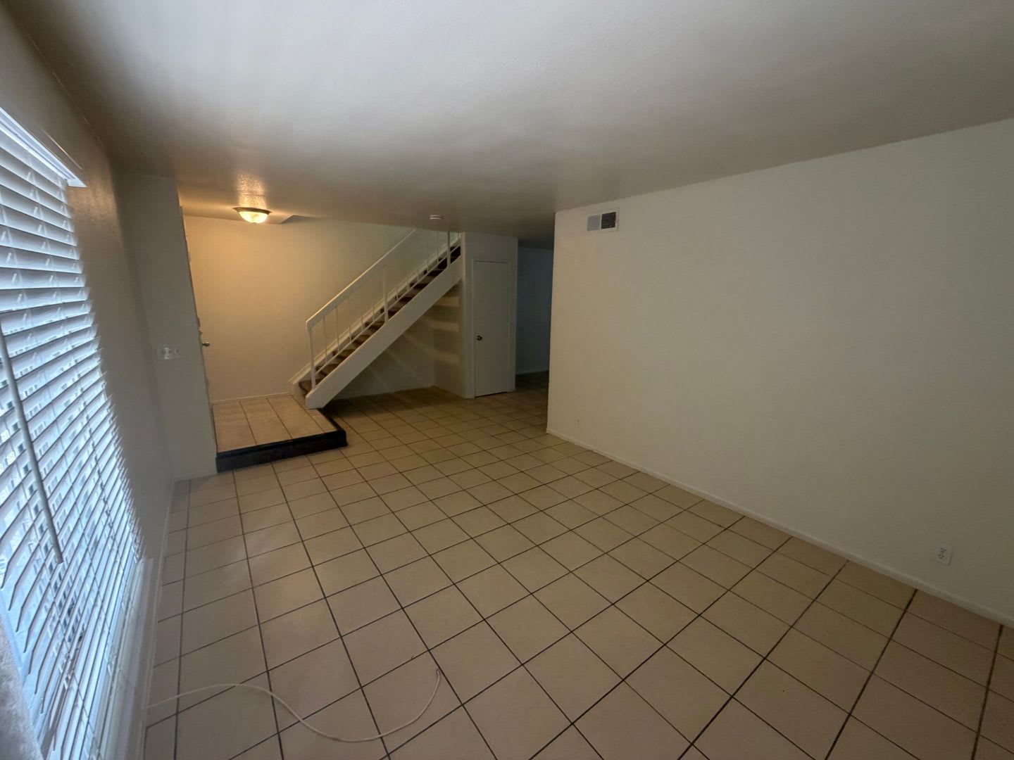 2STORY TOWNHOUSE 4BED, 1 1/2 BATHS – photo 1