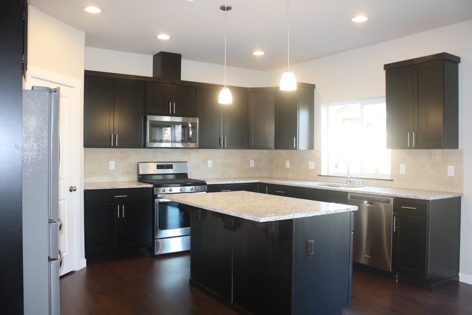 4 Bdrm 2 5 Bath Plus A Den Office On Main Newer Home 2018 Tankless H20 Heater Upgrades Galore Dead End Road For Privacy – photo 2
