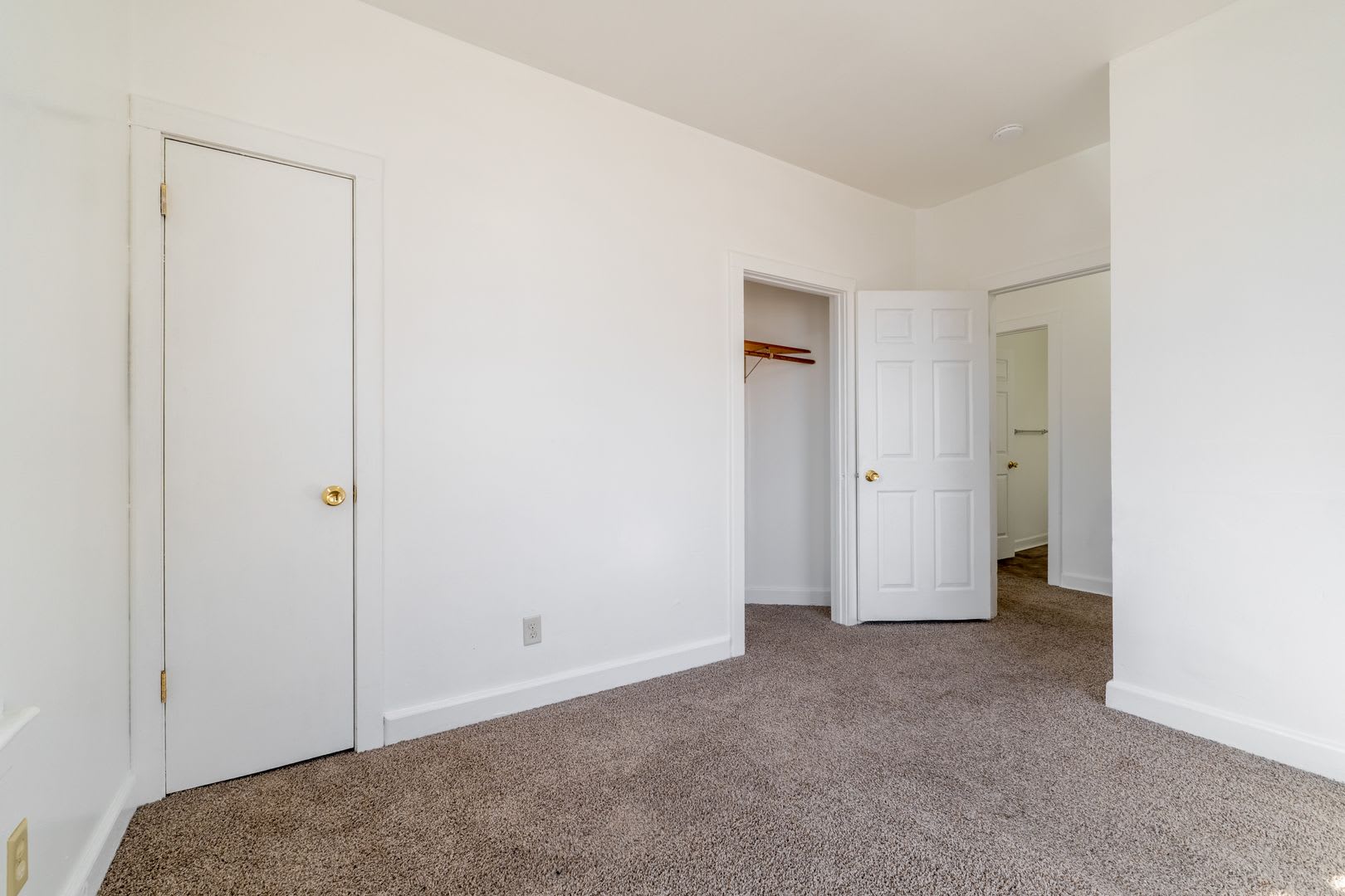 Spacious 4 Bedroom 2 Full Bath in Kenosha! – photo 4