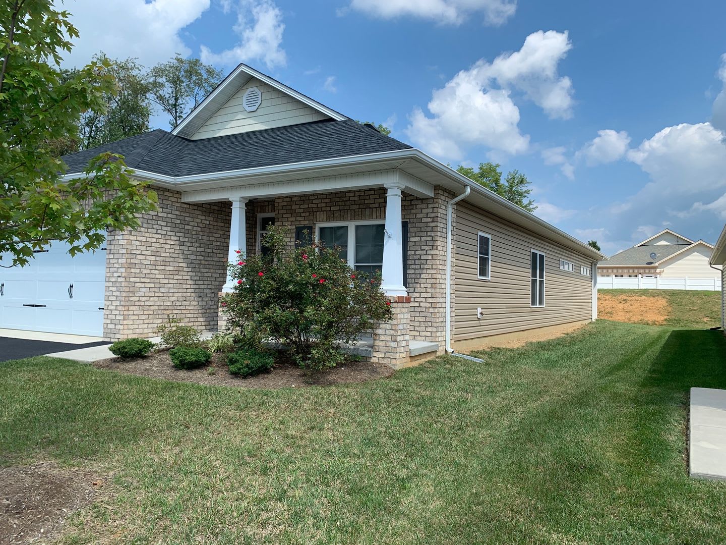 3 Bedroom, 2 Bath,Patio Style Home with Garage – photo 3
