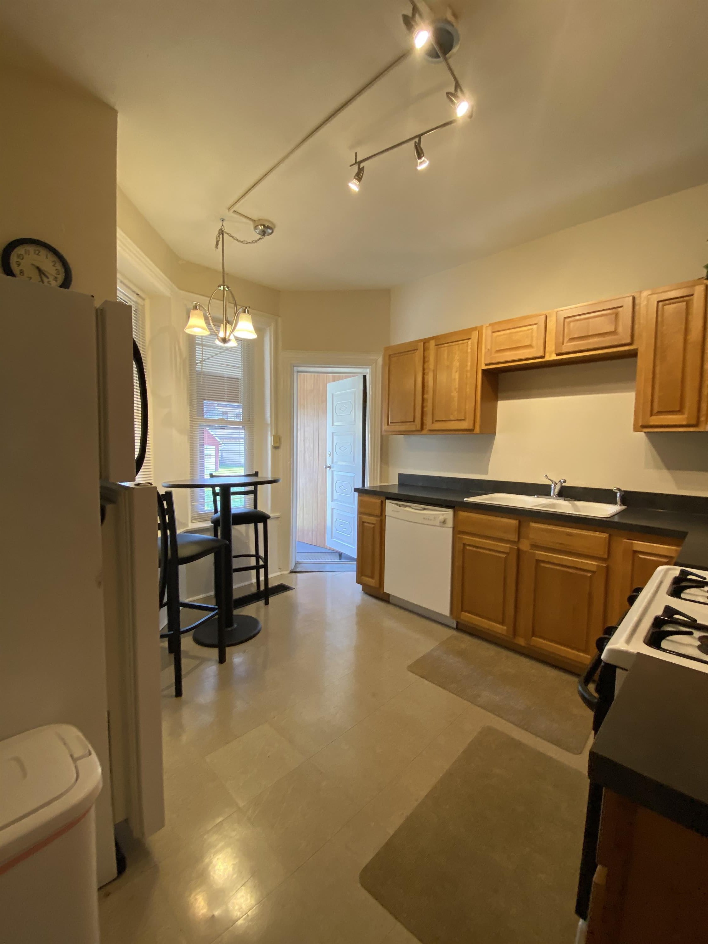 725 Grace Street – photo 5
