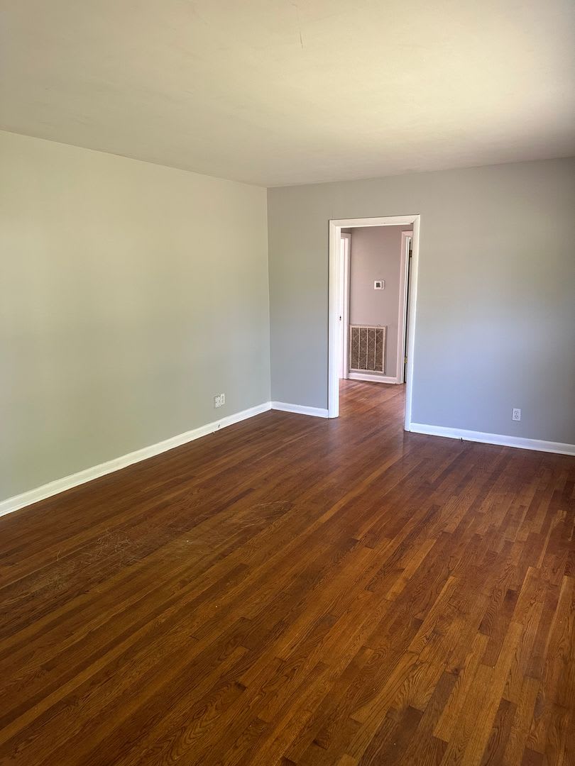 A quaint three bedroom one bath single family house in Lakewood Manor Subdivision – photo 2