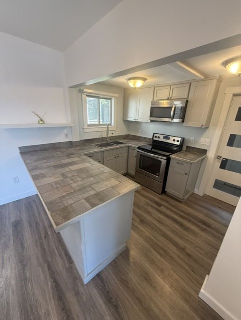 Great Updated Home On Quiet Downtown Street Fenced Yard – photo 5