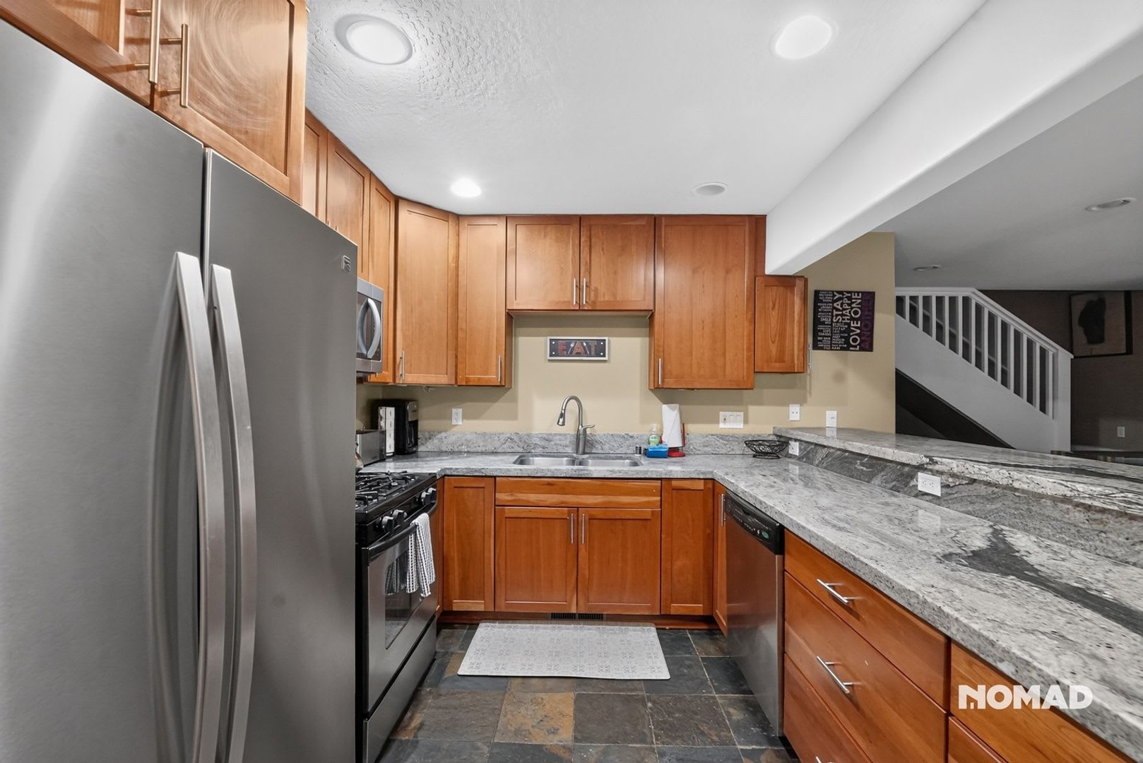 Spacious 4BR House in Tahoma + Loft – photo 2