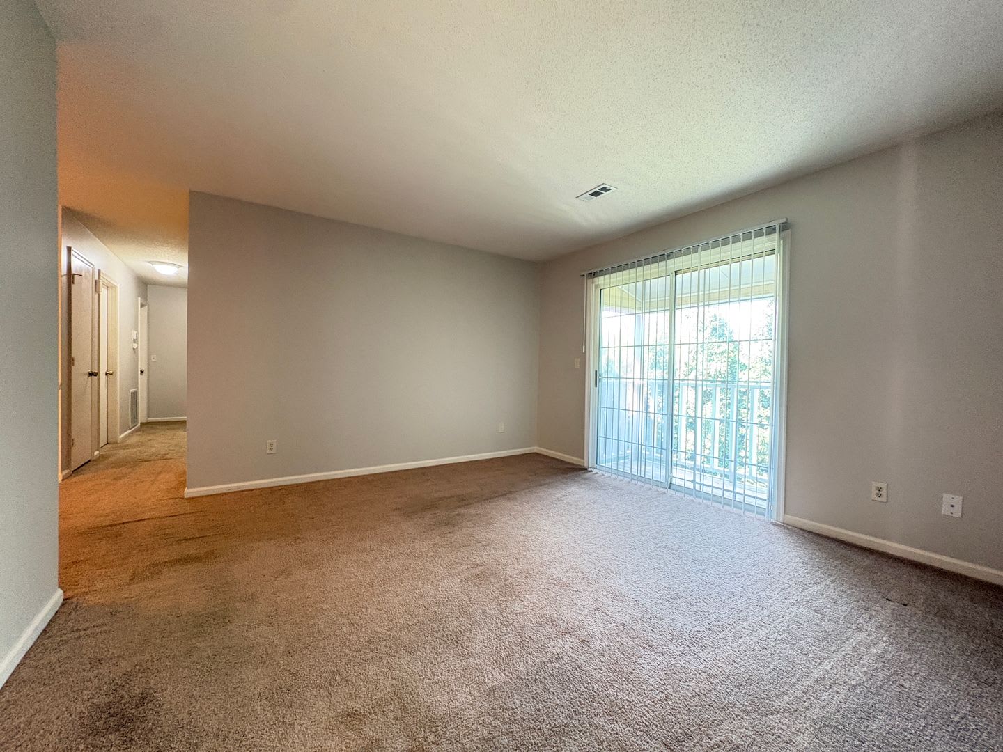 2 Bedroom, 1 Bathroom Condo in Greensboro – photo 3