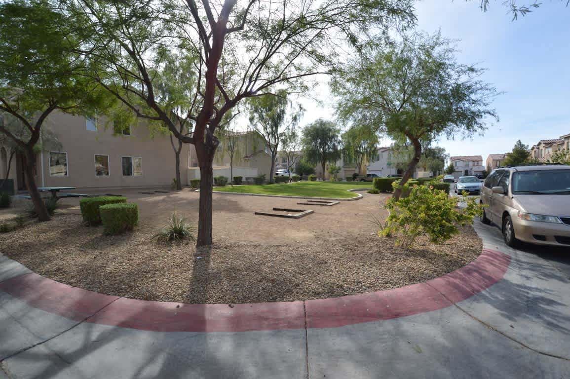 Spacious 3 Bedroom Henderson Home With Dual Garages – photo 2