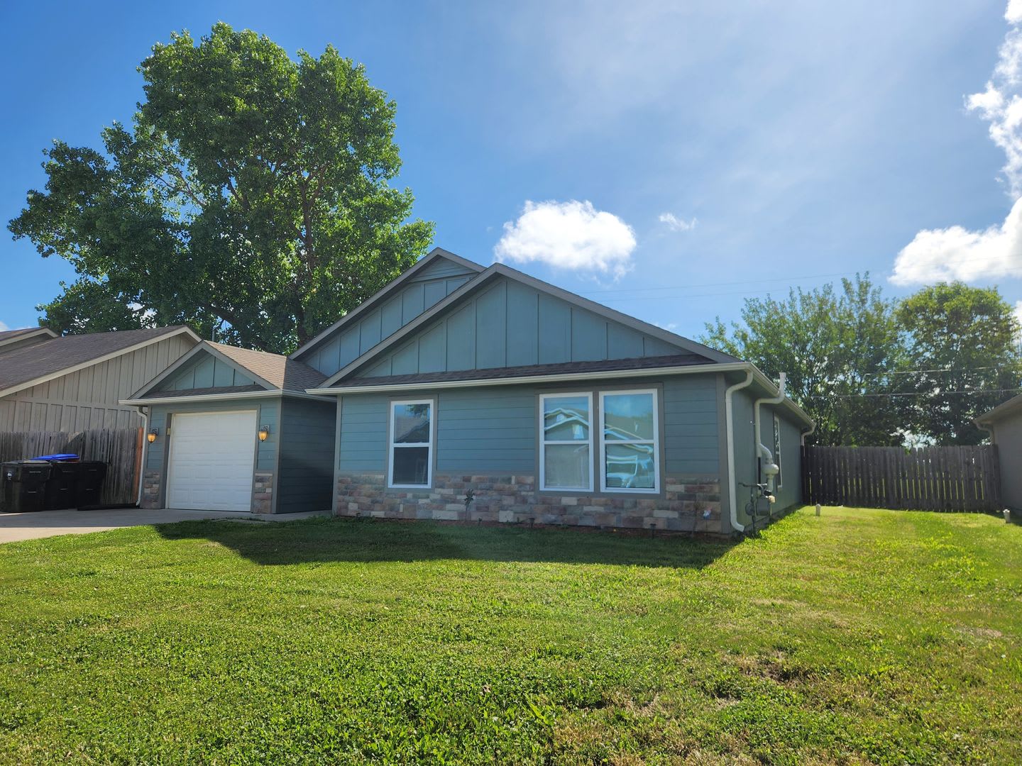 Like new 4BR, 2BTH with att gar and over 1500sq ft! – photo 2