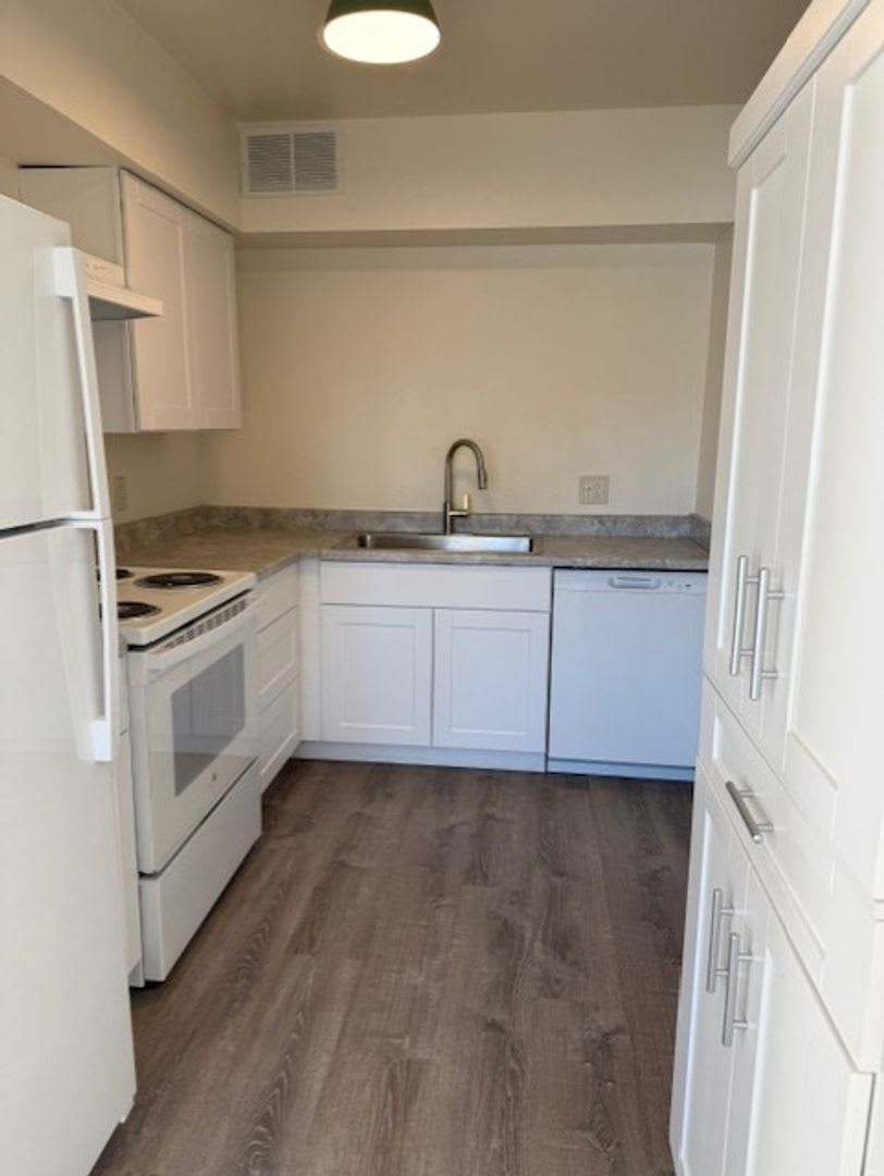 Price Reduced Completely remodeled and beautiful 2 Bedroom apartment available – photo 3