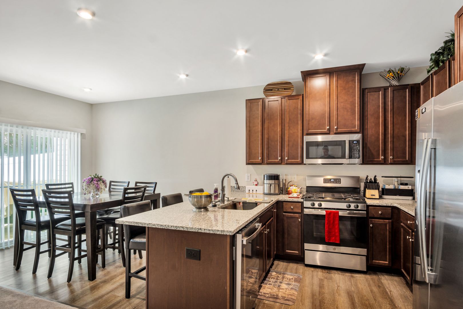 FULLY FURNISHED 3 Bedroom 2.5 Bath Townhome in Williamsburg! – photo 3