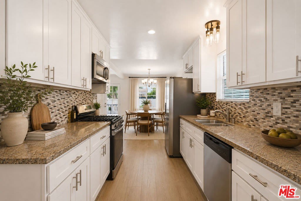 6033 Fallbrook Avenue – photo 2