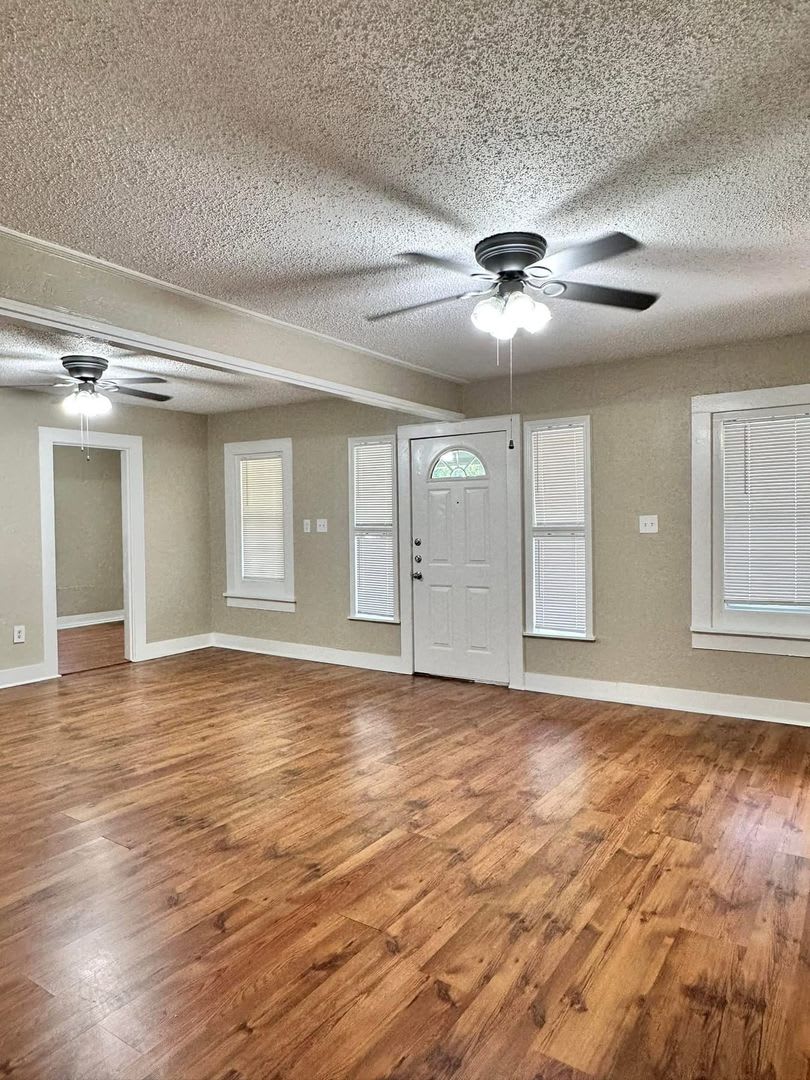 Cozy 2 Bedroom 2 Bath in Brook Village – photo 2