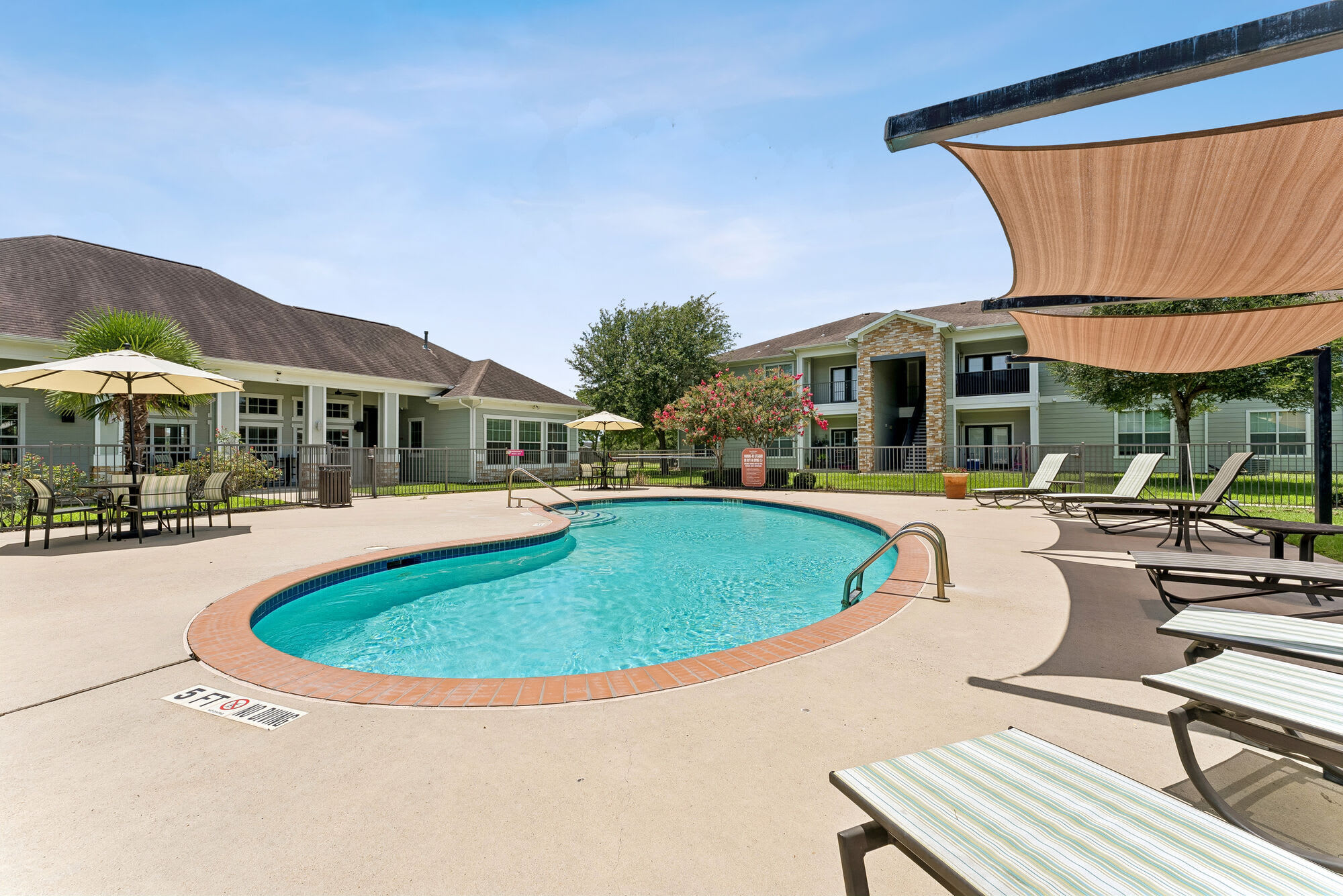 Point Royale Apartments – photo 1