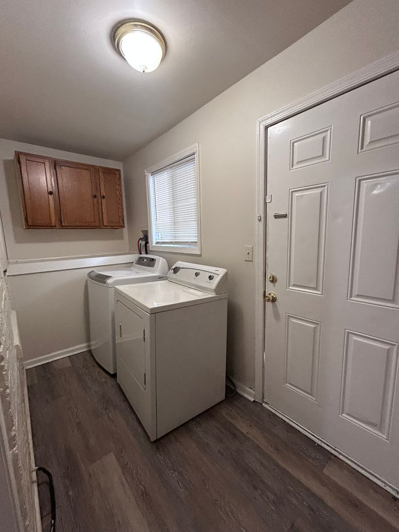 3 bedroom, 1 bath, 2 story half double house – photo 5