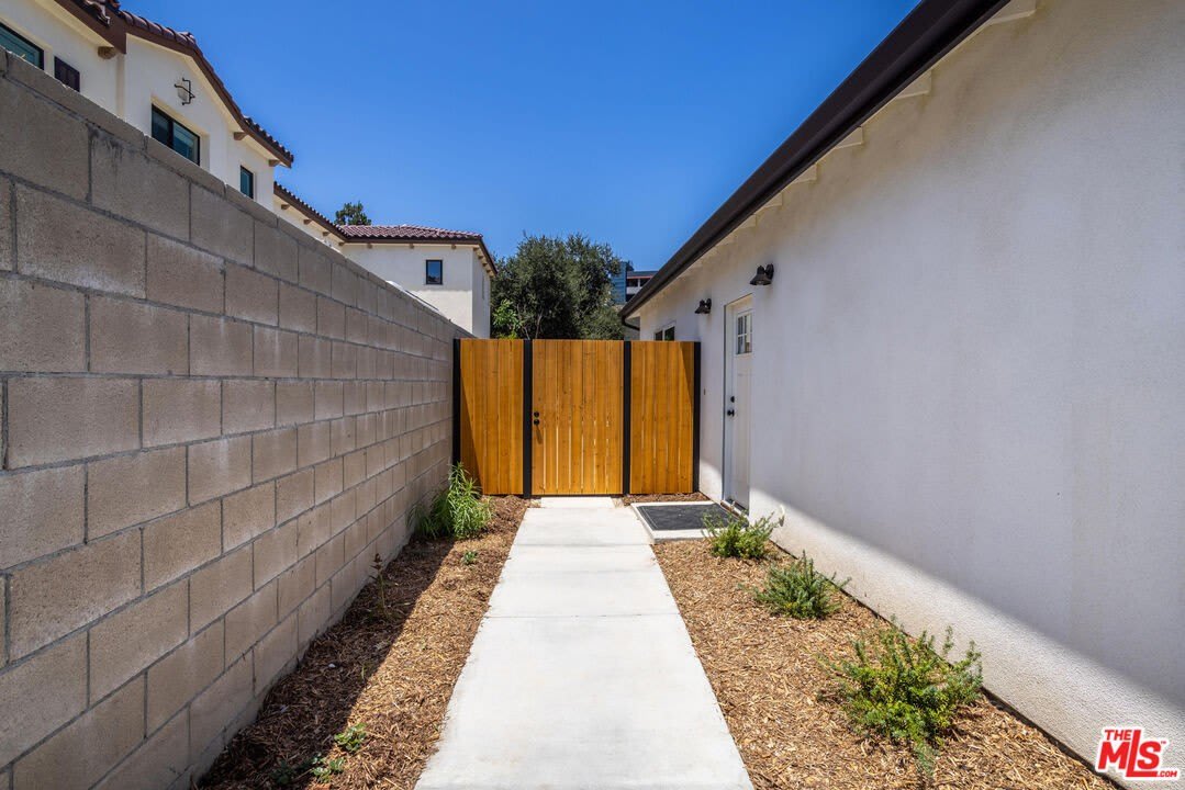 345 Genoa St – photo 4