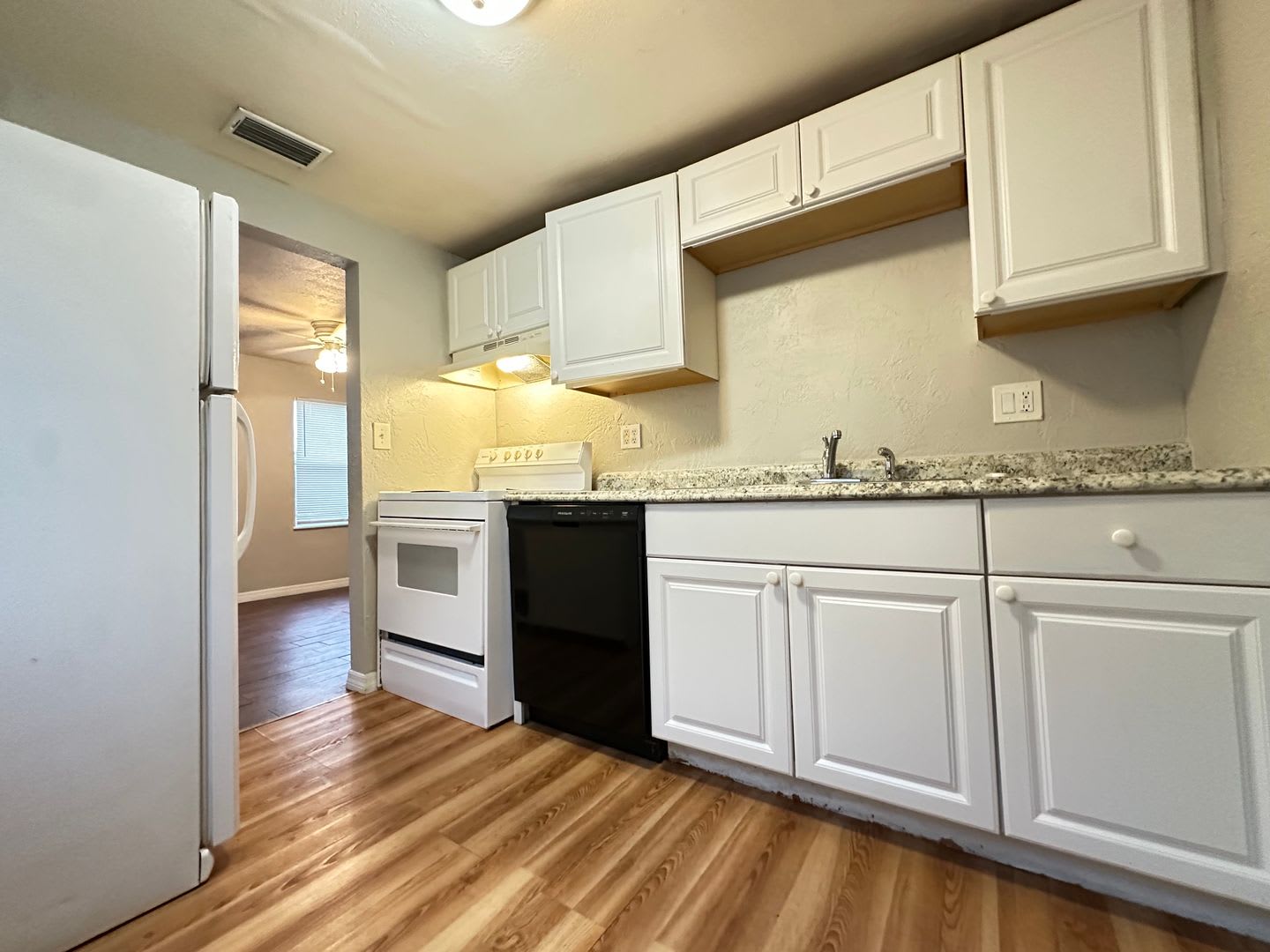 Charming 2BR/1BA St. Pete Home, Available Now! – photo 3