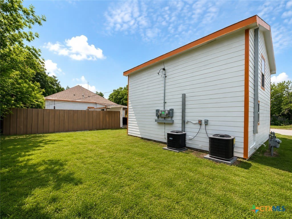 1404 W Ave E – photo 5