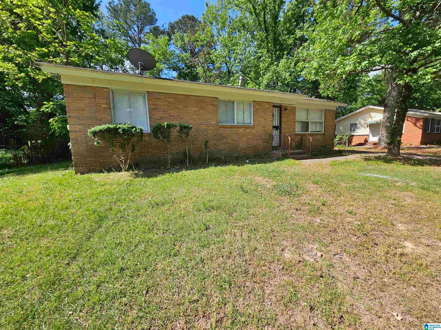 Charming 3 Bedroom Home With Spacious Yard Your Dream Living Space Awaits – photo 2