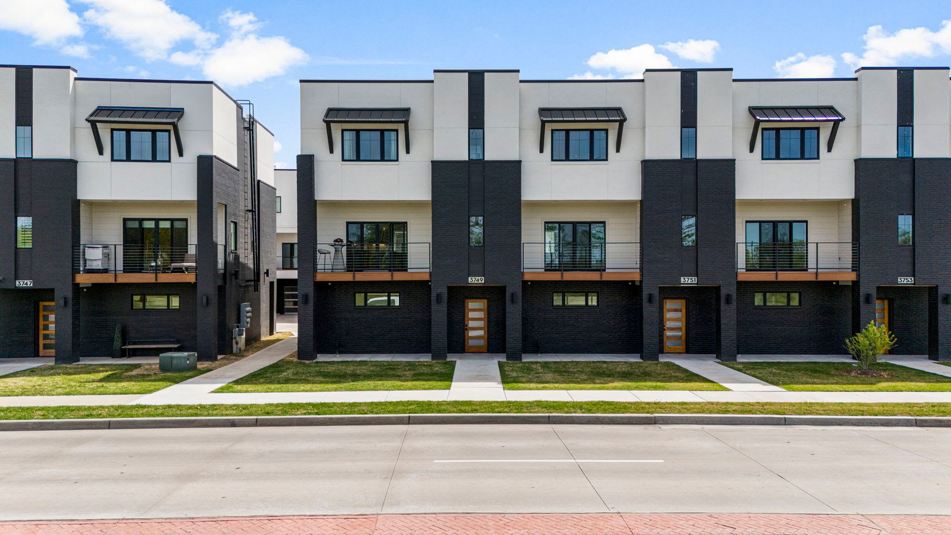 Beautiful Fully Furnished 2 Bed / 2.5 Bath Condominium with Attached 2-Car Garage. – photo 1
