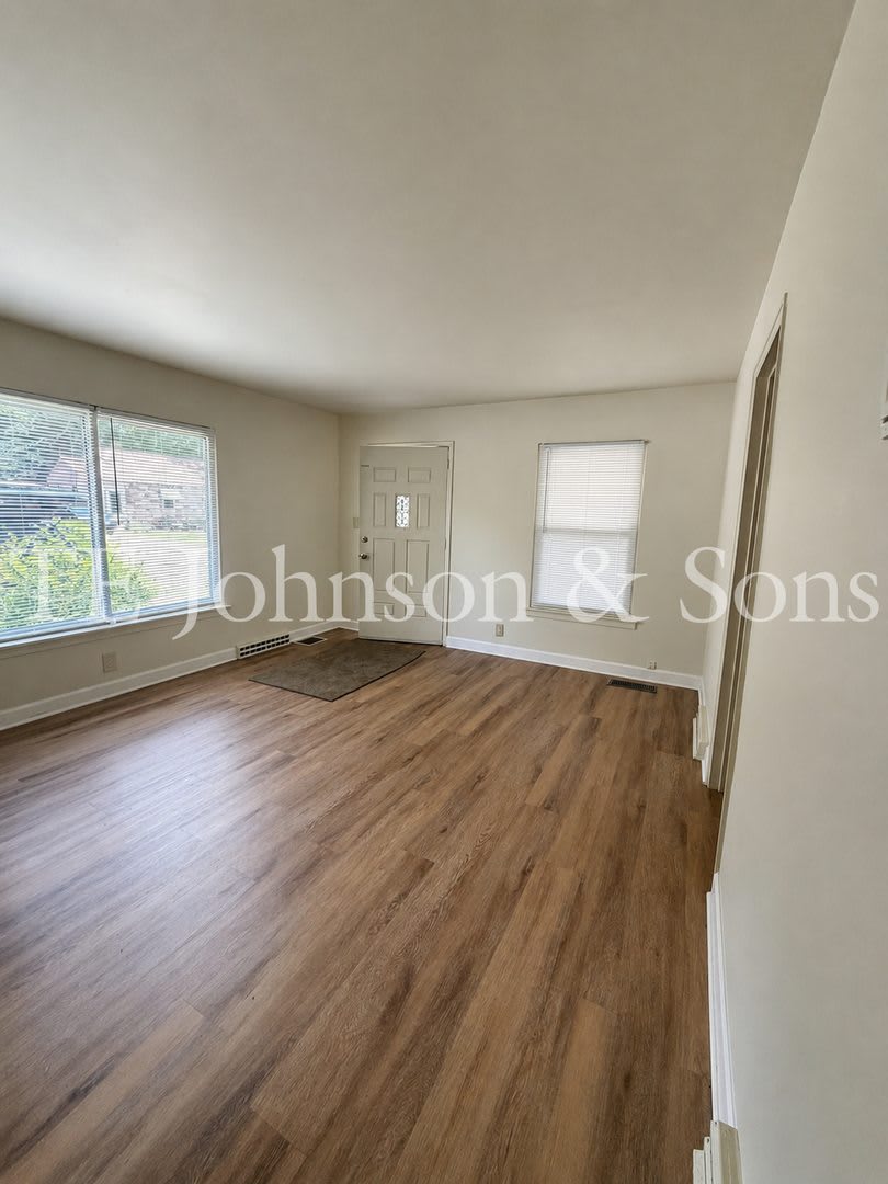 Charming Home with Built-In Bookshelves & Central HVAC – photo 2