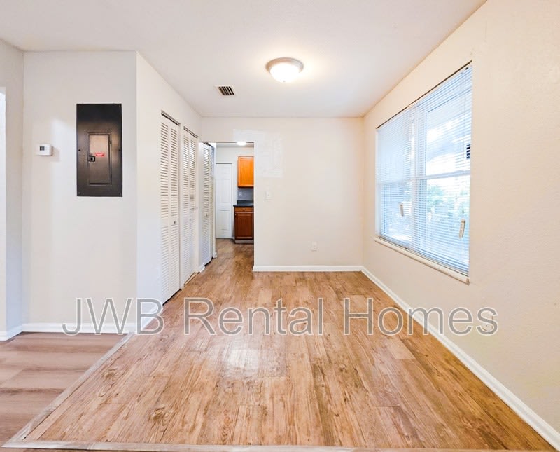 455 58th St W – photo 4