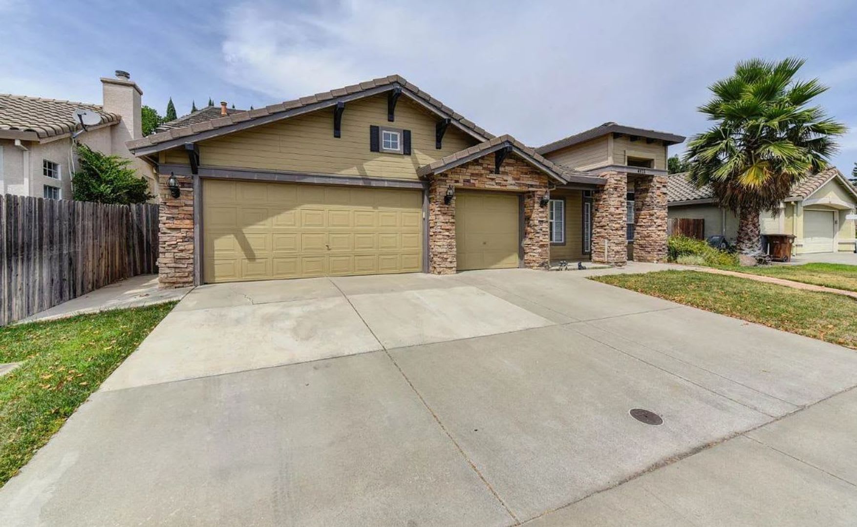 Spectacular 4/2 Elk Grove w/Salt Water Pool! (PLEASE READ AD FOR SHOWING REQUIREMENTS)! – photo 2