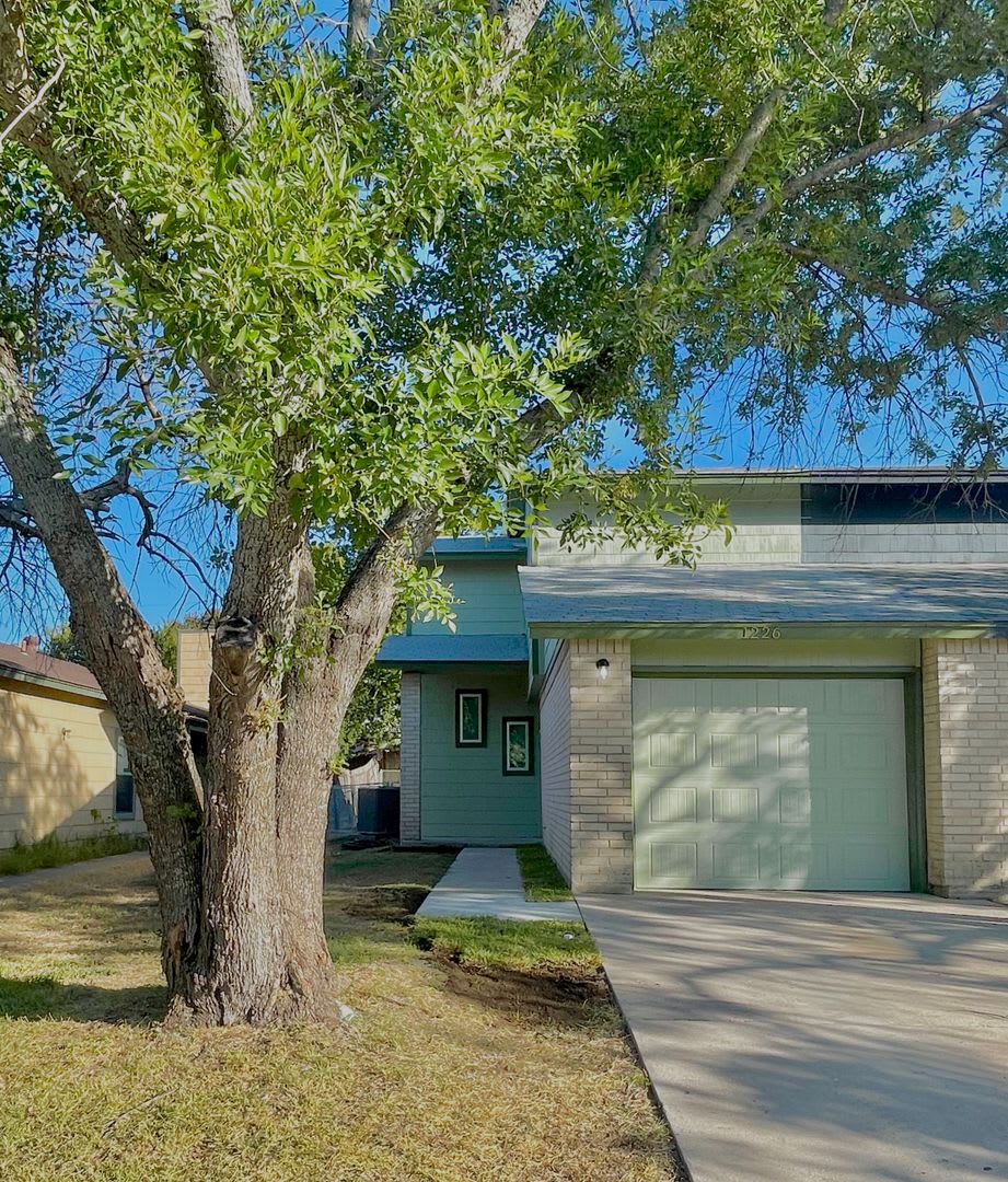 Location Location Location Beautifully Renovated In 2023 2 Bedroom 1 5 Bath 1 Car Garage With Garage Door Opener – photo 1
