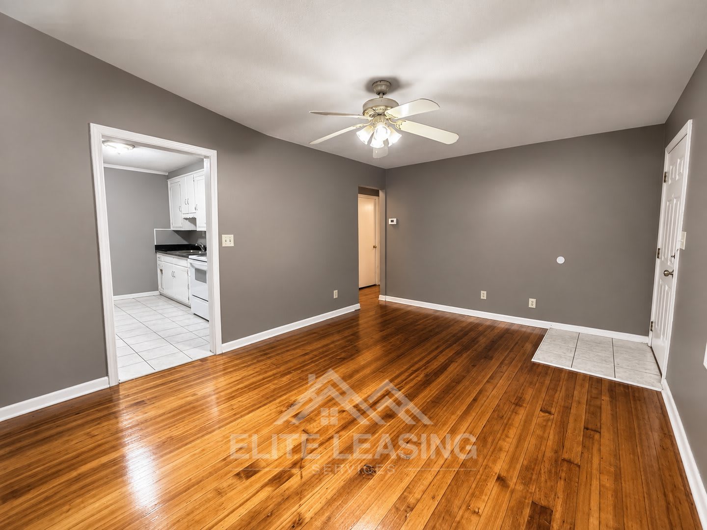 Bright & Charming 2-Bedroom Home with Large Yard – photo 2