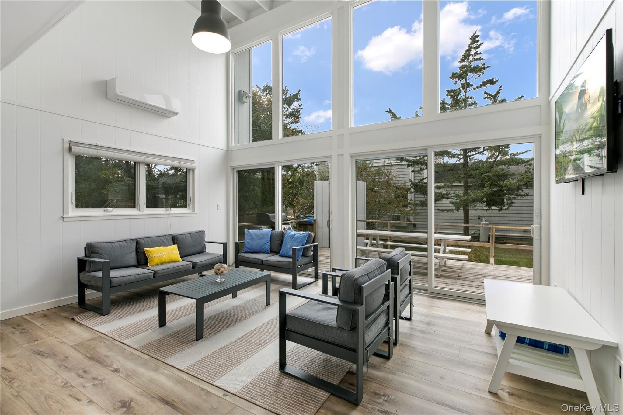 54 Thompson Avenue – photo 5