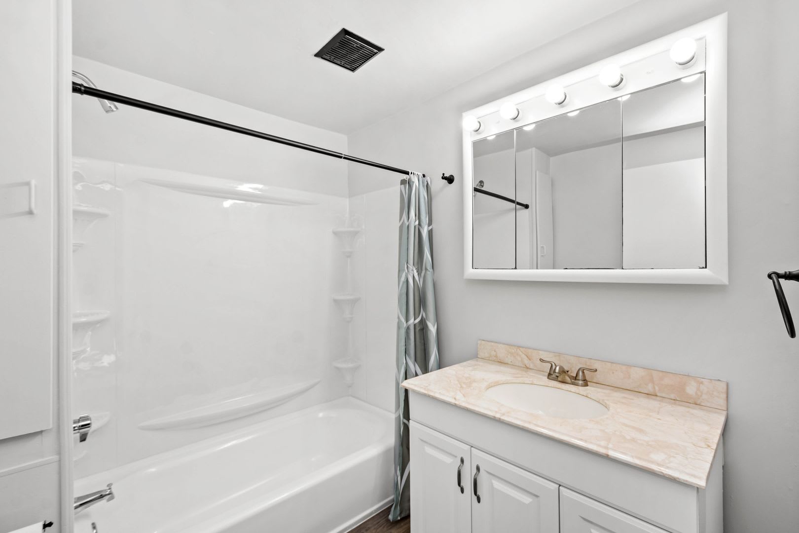 Score 1St Month S Rent Free If Signed By August 28 Gorgeous 2 Bedroom House In West Mifflin Available Now – photo 2