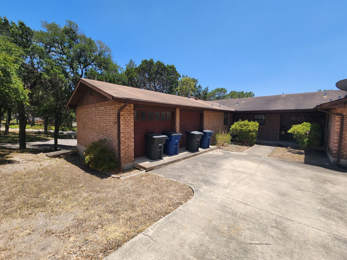 Walk To New Braunfels High School Water Included Deck Fireplace No Carpet Nbisd 2 Weeks Free Rent – photo 3