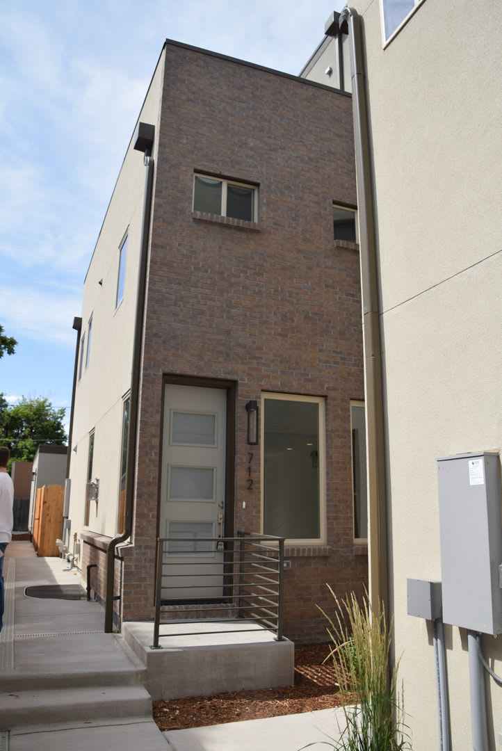 Incentives 3 Bedroom 3 5 Bath Townhome 2 Large Flex Spaces Spacious Roof Top Deck – photo 3