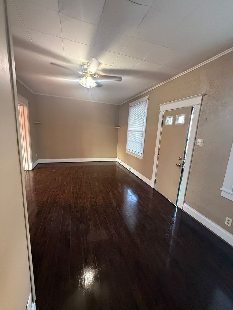 2-Bedroom 1 Bath House with Spacious Entertaining Porch – photo 5