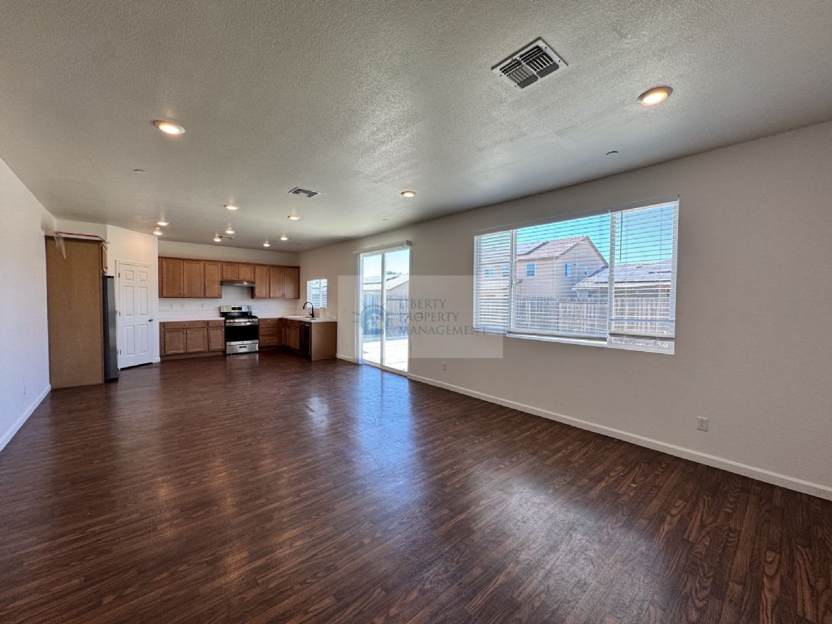 7216 E University Ave – photo 4