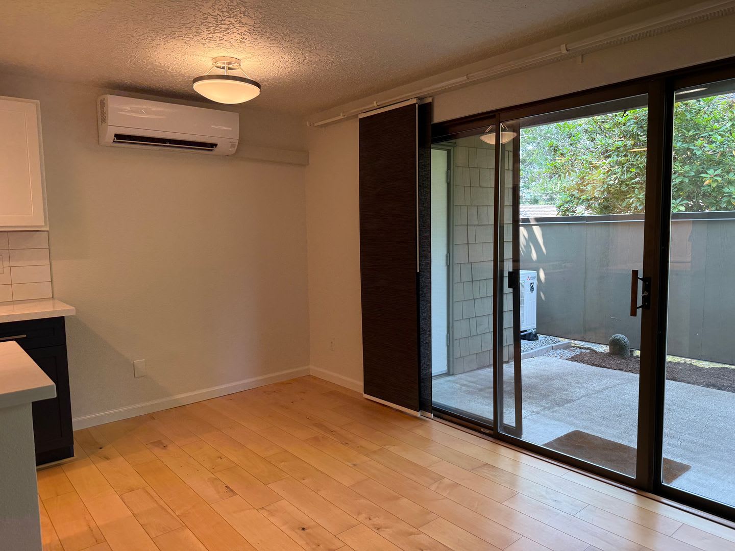 Remodeled Lake Oswego Condo Quiet Neighborhood Pool A C – photo 5