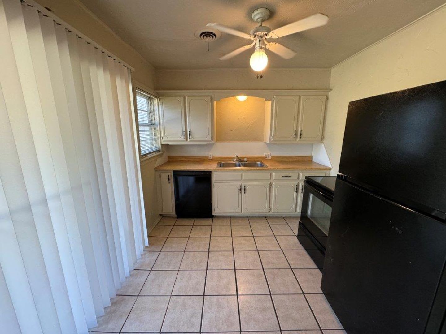Lots Of Character Wood Vinyl Flooring And Carpet Large Fenced Yard Ready For Move In – photo 2