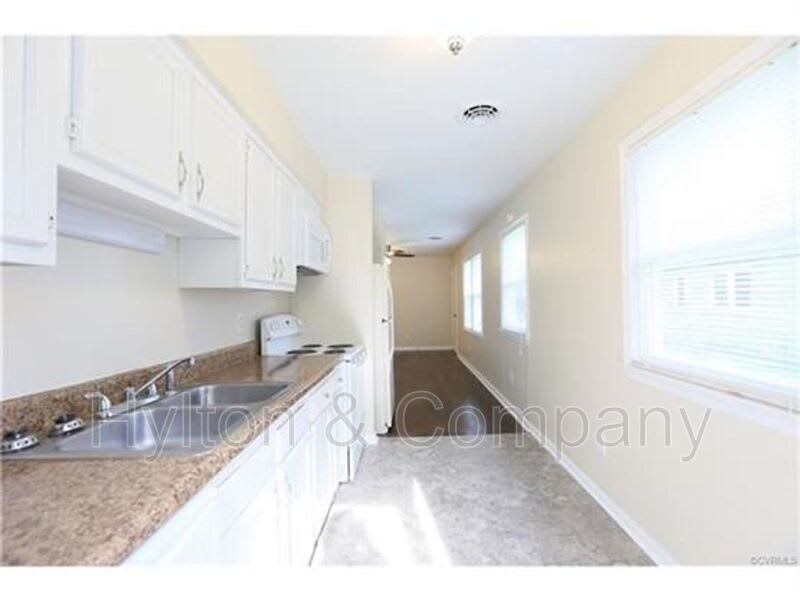 220 W 31st St – photo 2